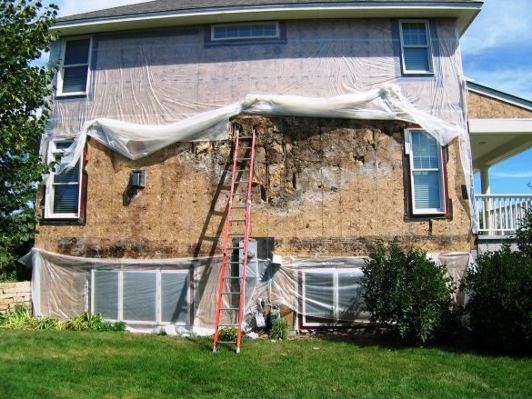 Δείτε το σπίτι πλαίσιο τοίχο μετά την αποσυναρμολόγηση του πλαισιώσει. Minnesota, USA.