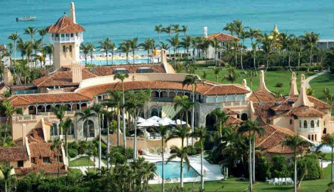 Mar-a-Lago στο Palm Beach. Ιδιωτική ξενοδοχείο Club. Ας πούμε, εκτιμάται σε 200 εκατ. $. Κάνει ένα κέρδος των $ 15 εκατομμύρια. $ Το χρόνο. (Πηγή εικόνας - Yandex-φωτογραφίες)