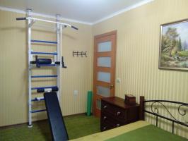 Πώς να οργανώσετε το χώρο μικρό υπνοδωμάτιο: ευρύχωρη ντουλάπα, ένα διπλό κρεβάτι και χώρο για γυμναστήριο