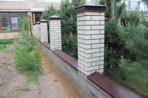 Φράχτης με πυλώνες τούβλο. Συμβουλές για την οικοδόμηση