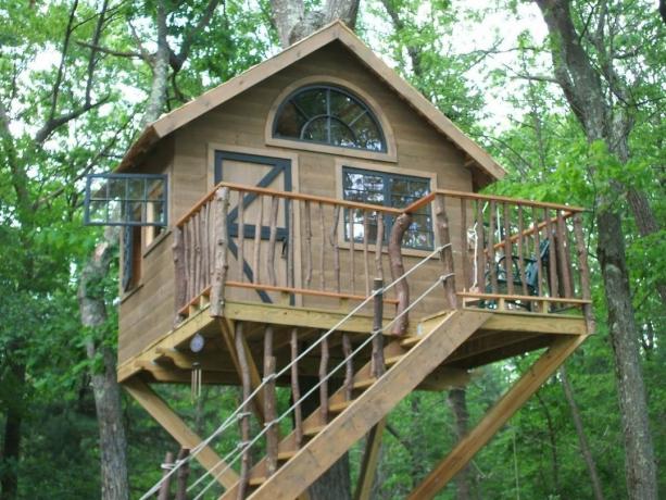 Ξιφασκία σπίτι δέντρο σκάλα κατασκευασμένο από ξύλα και σχοινιά