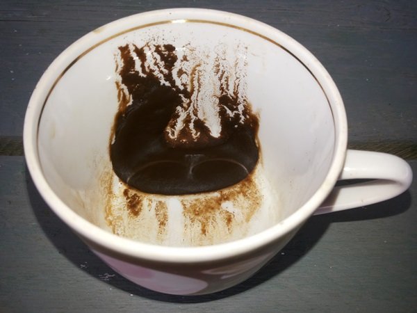 κατακάθια καφέ ως έναν τρόπο για να προσελκύσει τα σκουλήκια