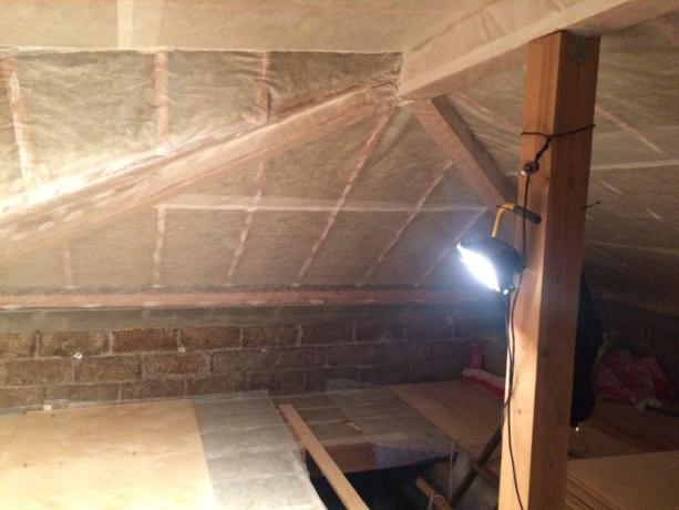 Θερμική μόνωση της οροφής με την εγκατάσταση ενός φράγμα υδρατμών.