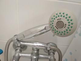Χρήσιμα κόλπα για το μπάνιο: εξοικονόμηση νερού 60%, λευκό αρμών πλακιδίων, πελεκημένη πλακάκια, φραγμένο στο μπάνιο