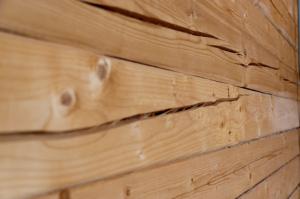 Πώς να κάνει ένα νέο σπίτι από ξύλινα ραγισμένα όσο το δυνατόν λιγότερο