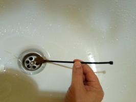Μια απλή αλλά πολύ αποτελεσματικός τρόπος για να καθαρίσετε τη διαρροή στο μπάνιο της τρίχας, χωρίς την απογύμνωση του σιφονιού.