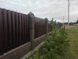 Η τελική μορφή του μπλοκ φράχτη «πλυμένα Σκυρόδεμα» και metalloshtaketnika