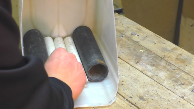 Η διαδικασία εγκατάστασης του πλαστικού σωλήνα στο δοχείο. πηγή: https://www.youtube.com/watch? v = 5VGl8hqwWjk