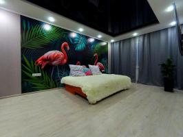 Ένα υπνοδωμάτιο με ροζ φλαμίνγκο και μια κουζίνα με φτερό - έκανε μια δημιουργική ανακαίνιση στο κομμάτι του Kopeck