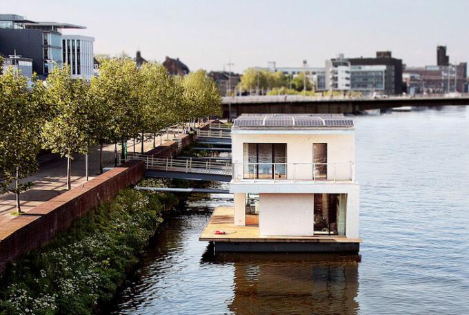 φωτογραφία: https://architecture.ideas2live4.com/2015/08/08/autarkhome-a-fully-sustainable-houseboat/?amp