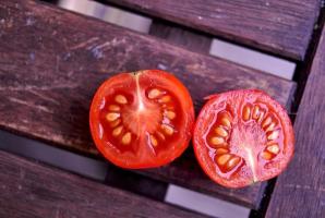 Πώς να πάρει μια σπόρους ντομάτας με σύνεση