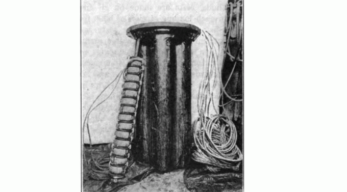 Δοχείο για τοποθέτηση πηνίων Pupin. 14 καρούλια τοποθετήθηκαν σε έναν άξονα (ακουμπά στο σώμα), επτά άξονες εισήχθησαν σε ένα σώμα γεμάτο με λάδι τοποθετημένο σε έναν από τους στύλους κάθε 6000 πόδια