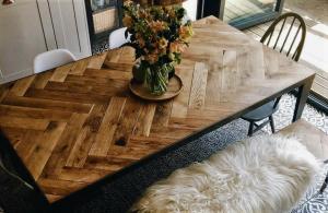 Μπορεί μπανάλ ξύλινο τραπέζι, να γίνει μια υπερηφάνεια για το χώρο σας; Εύκολα. 6 πρωτότυπο DIY ιδέες