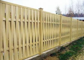 Wicker φράχτη από σανίδες με τα χέρια τους: η πιο φθηνή φράχτη επιλογή