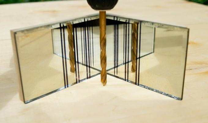 Δύο καθρέφτες με εγκοπές - ένα σπιτικό συσκευή για τρύπες σε ορθή γωνία