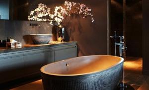 6 σχεδιαστικές αποφάσεις που μπορεί να μετατρέψει το μπάνιο σας σε ένα μοντέρνο, κομψό και αξέχαστη χώρο