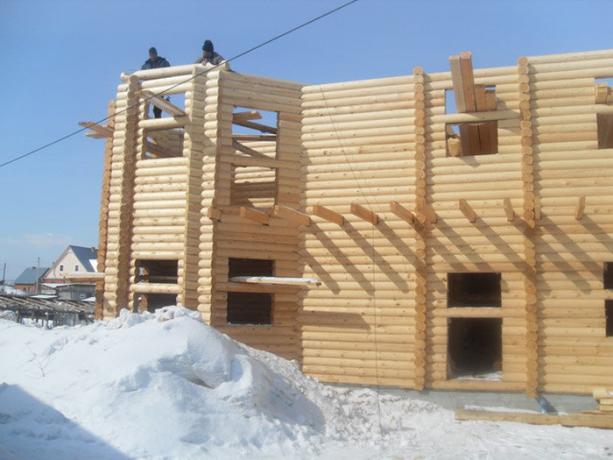 Η οικοδόμηση ενός σπιτιού από ξύλο το χειμώνα.