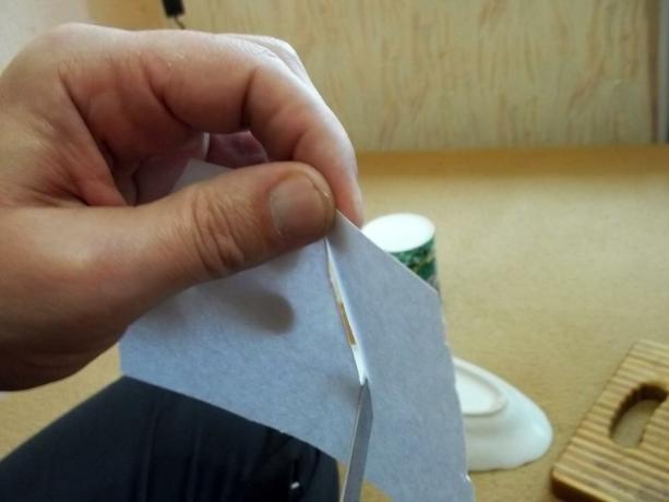Dorezaem φύλλο χαρτιού, ενώ κατέχει τα άνω άκρα.