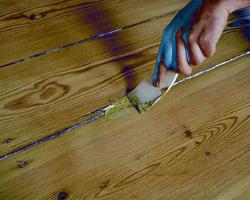 Πώς να μπαλώσουν τις ρωγμές και τρύπες στο πάτωμα