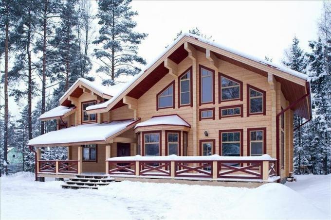 Σπίτι από φύλλα δομικής ξυλείας στην περιοχή του Λένινγκραντ. Το φετινό χειμώνα ευχαριστημένος με άφθονο χιόνι.