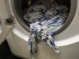 Παπλωματοθήκη «τρώει» τα ρούχα στο χρόνο πλύσης: η καλύτερη λύση για να διορθώσετε το πρόβλημα