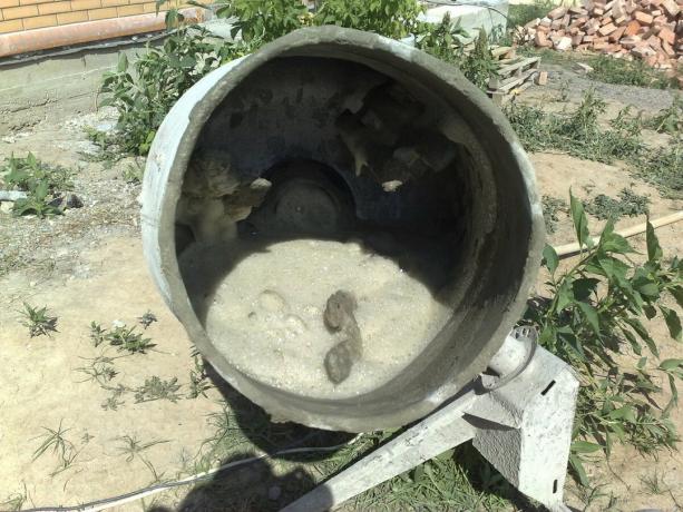 Υγρό σαπούνι σε σκυρόδεμα, φωτογραφία: stroi-dom-info.ru/public/images/210820122369.jpg