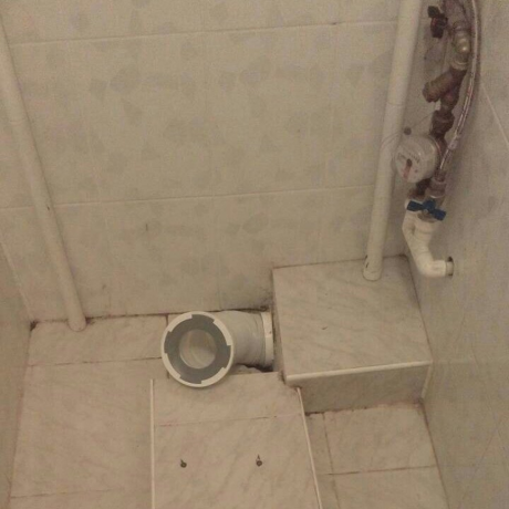Μερικοί κατασκευαστές κάνουν το βάθρο, αν δεν είναι αρκετό ύψος για την οργάνωση της μεροληψία. Καθίστε, βέβαια, δεν είναι βολικό. Αλλά η τουαλέτα μετακινηθεί. Φωτογραφίες Instagram @santehniktula