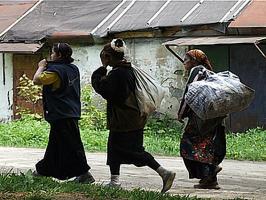 Τι πραγματικά Τσιγγάνοι πηγαίνουν από χωριό σε χωριό και να ζητήσει από τα παλιά μαξιλάρια και παπλώματα.