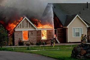 Πώς να προστατεύσει το σπίτι σας από την πυρκαγιά: συστάσεις επαγγελματίες