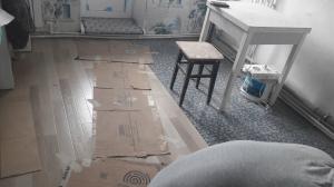 Ανακαινισμένη κουζίνα στο κτίριο με τα χέρια του: αντιμέτωποι με δυσκολίες, και τους έχουν ξεπεράσει