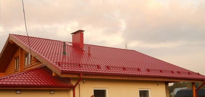 Μία οροφή με στέγες - μέταλλο στην συμπληρωμένο έντυπο. Εικόνα με την υπηρεσία Yandeks.Kartinki.